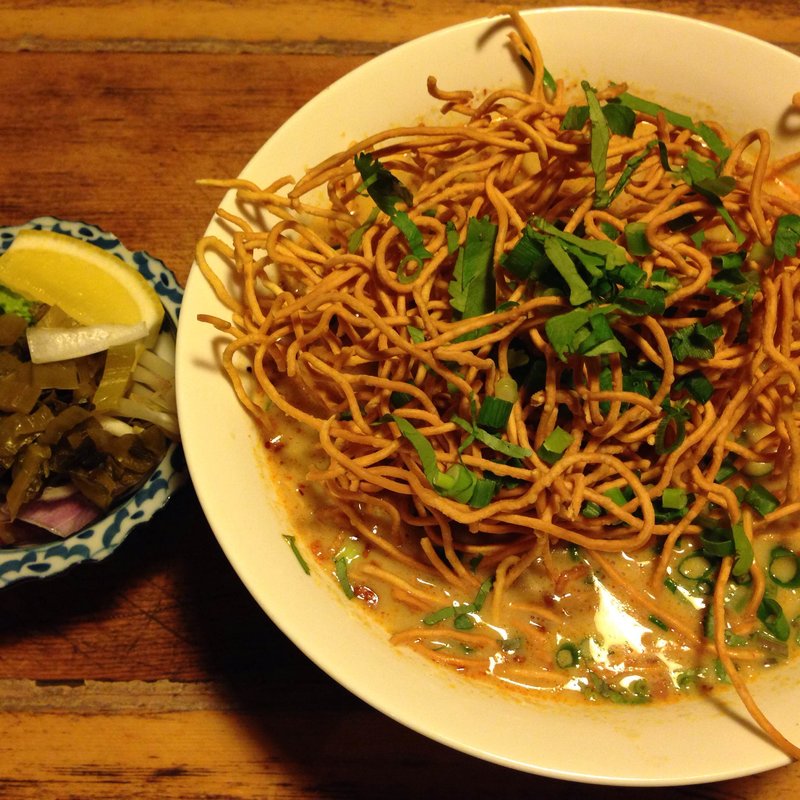 カオソーイ　ココナッツミルクカレーラーメン(バーンタイ)