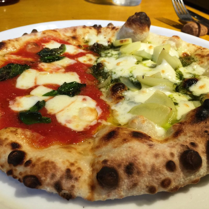 ピッツァ　ハーフ＆ハーフ　（ピッツァマルゲリータ、メイクインとバジルソースのジェノベーゼクリームピッツァ）(ラ セコンダメーラ)