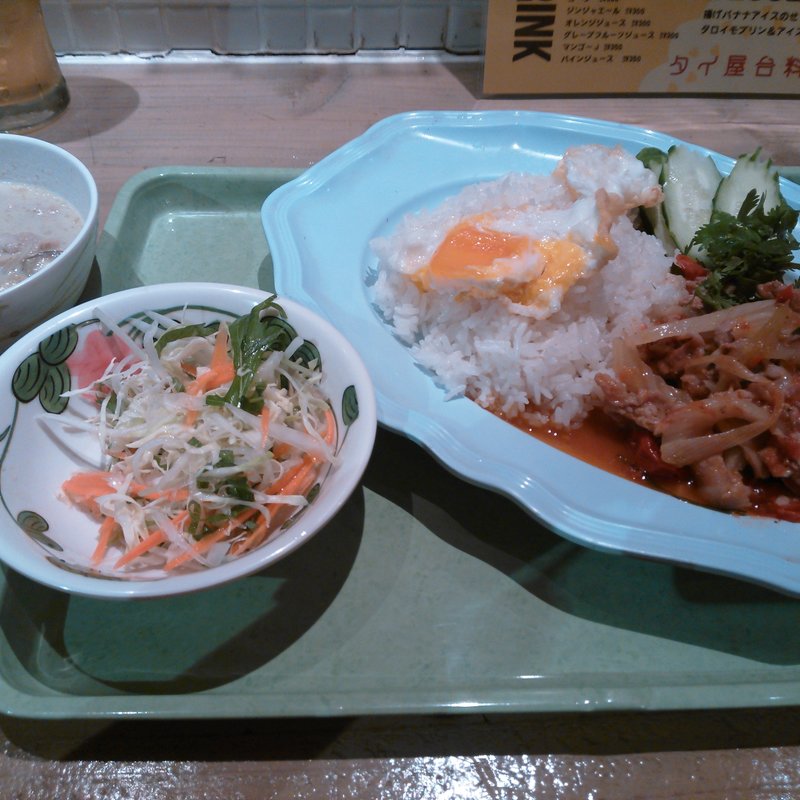 豚肉とパプリカ、トマトのハーブ炒め(シーフードタイ屋台 TARU TARU)