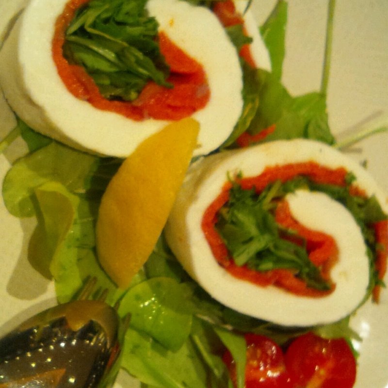 ワイルドサーモンのスモークとルッコラを包んだロートリ(オービカ モッツァレラバー 六本木ヒルズ店 （OBIKA MOZZARELLA BAR）)