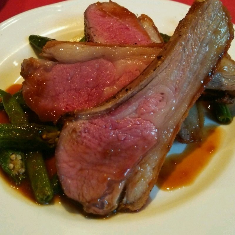 骨付き仔羊背肉のロティ (パリ４区)