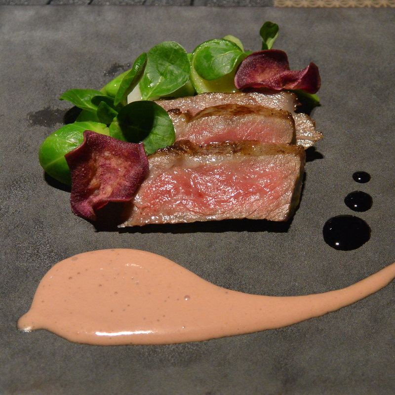 和牛ロースの燻製ロースト　柑橘が香る赤ワインソース(Sky Restaurant 634)