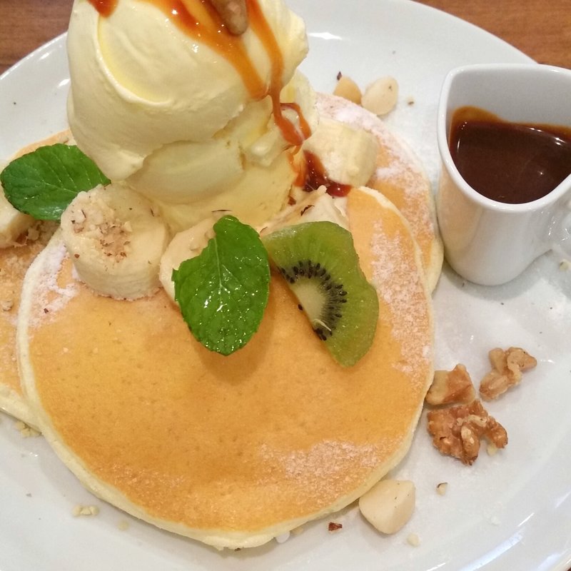 塩キャラメルとナッツのバナナ・パンケーキ(mog 京橋店)