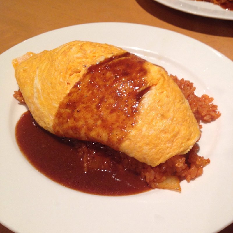 オムライスとシェフサラダ(洋食 UCHOUTEN)