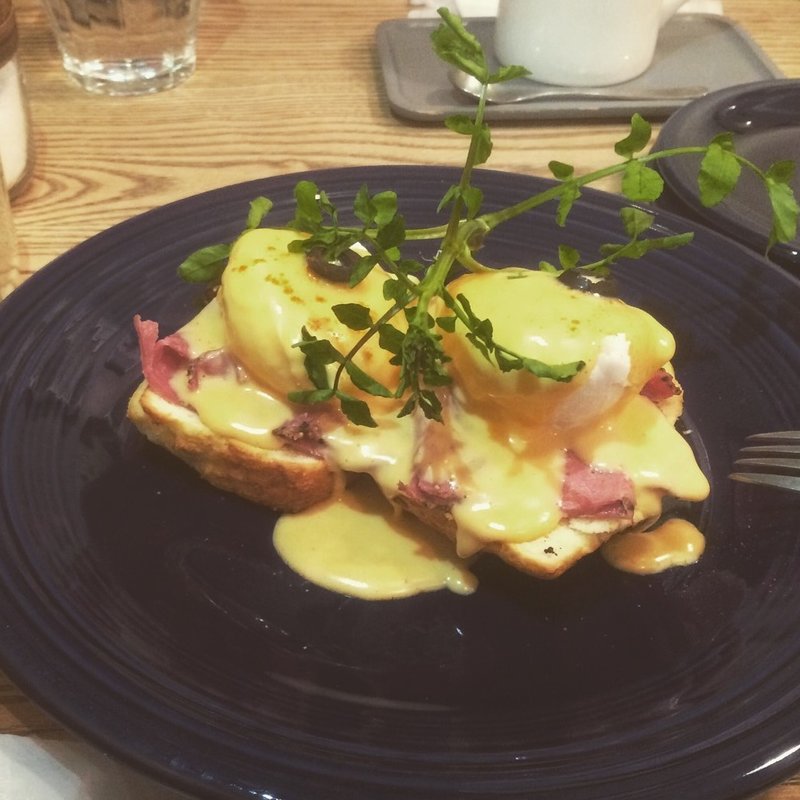 自家製スコーンのエッグベネディクト(BURN SIDE ST CAFE （バーンサイドストリートカフェ）)