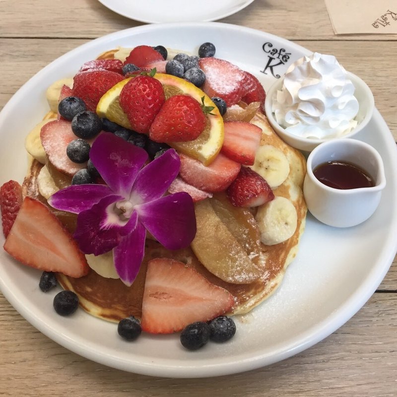たっぷりフルーツのカイラ・オリジナル・パンケーキ（トッピング全部のせ）(Cafe Kaila 表参道店 （カフェ・カイラ）)