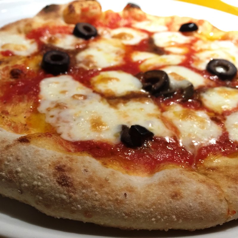 アンチョビ黒オリーブのナポリピッツァ(ラ セコンダメーラ)