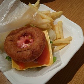 ドーナツサンド　スモークサーモン＆アボカドワカモーレ　ポテトセット(GARDEN HOUSE cafe)