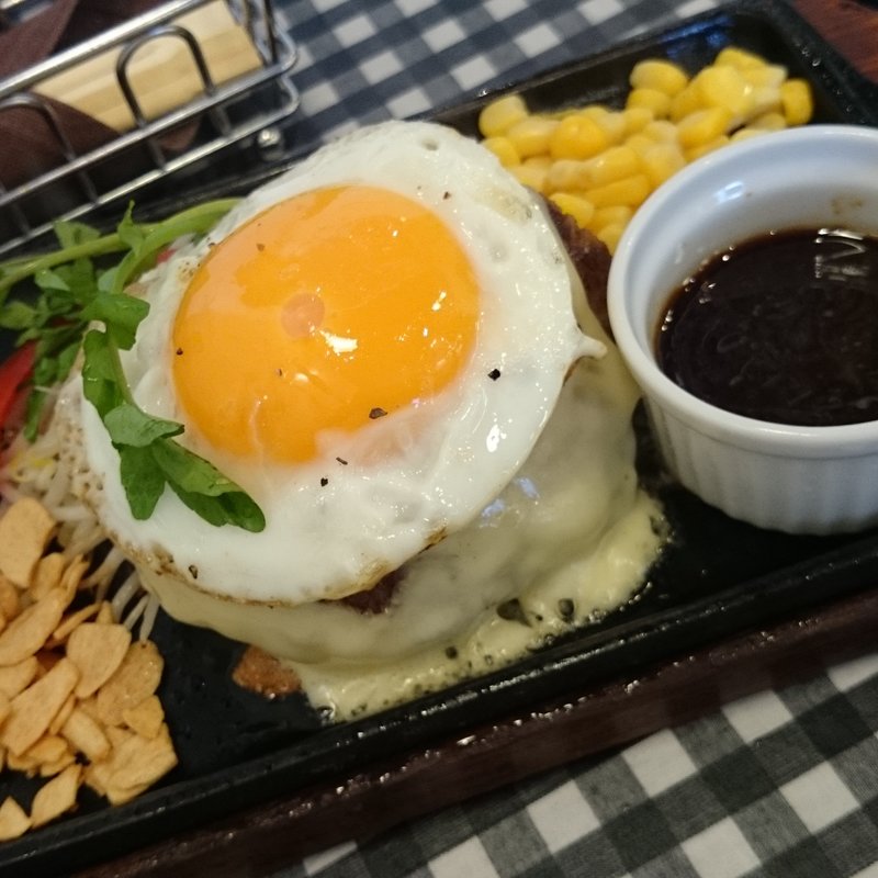 ハンバーグに月見チーズ(数奇屋橋ハンバーグ)