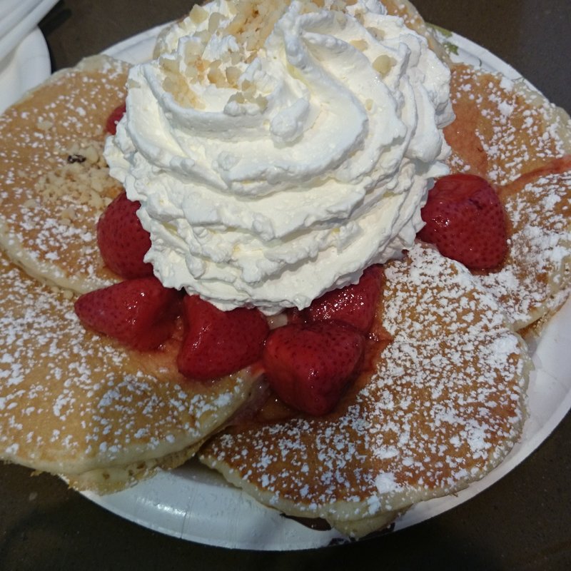 ストロベリー、ホイップクリームとマカデミアナッツのパンケーキ(Eggs 'n Things 銀座店)