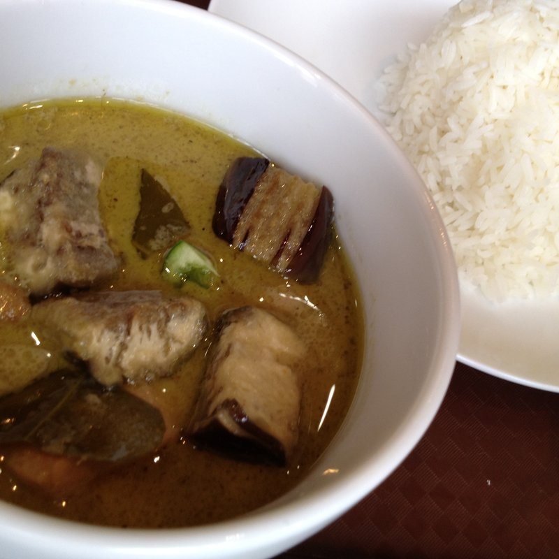 鶏肉とナスのグリーンカレー(セーン・タイ)