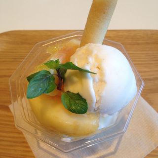 桃のサンデー(みのるカフェ)