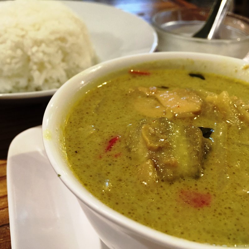 ゲーンキョーワーン（鶏肉と茄子のグリーンカレー）(ピーナッツ食堂)