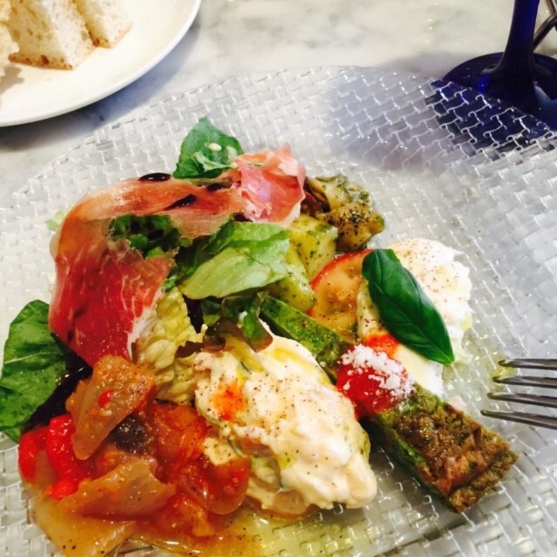 ブラータチーズとフルーツトマトのカプレーゼ(レッジャーノ)