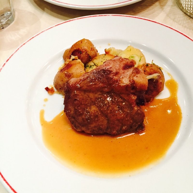 イベリコ豚の肩腹肉のロースト(パリのワイン食堂)