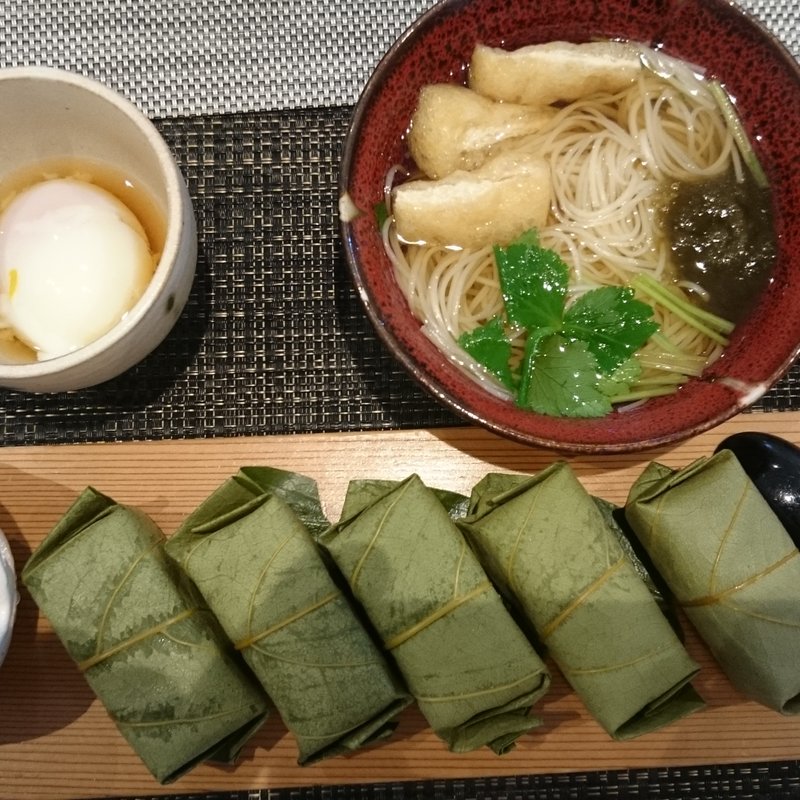 あたたかい麺と柿の葉寿司のセット(柿の葉ずし 平宗 法隆寺店 （ひらそう）)