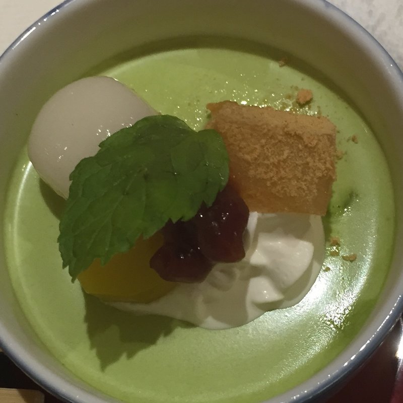 お抹茶のとろけるプリン、わらび餅と白玉添え (江戸三座)