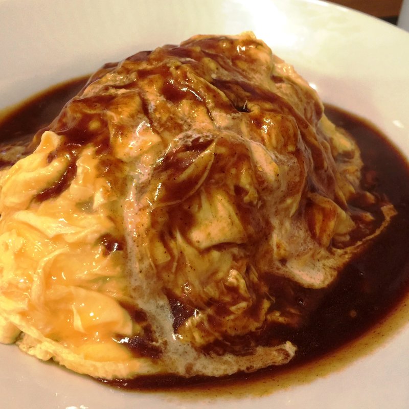 ふわふわたまごのオムライス（デミグラスソース）(サクライロガーデン)