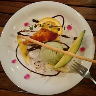 ピスタチオのアイスクリームとブリュレ風チーズケーキ(イタリアンデリ リベロ)