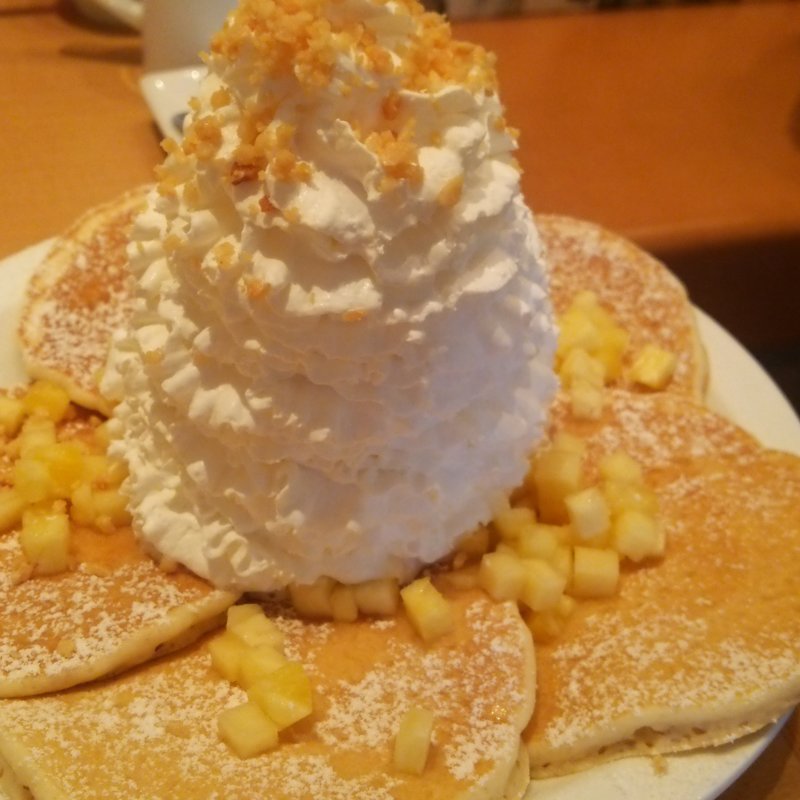 パンケーキ  パイナップル、ホイップクリームとマカダミアナッツ(Eggs ’n Things さいたま新都心店)