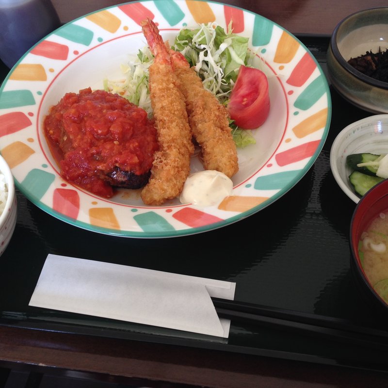 てごねハンバーグとエビフライ(てぃーだ 渡良瀬遊水地 （TiiDa）)