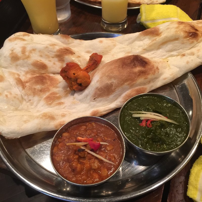 プージャセット(ほうれん草チキンカレー、ダルカレー)(プージャ)