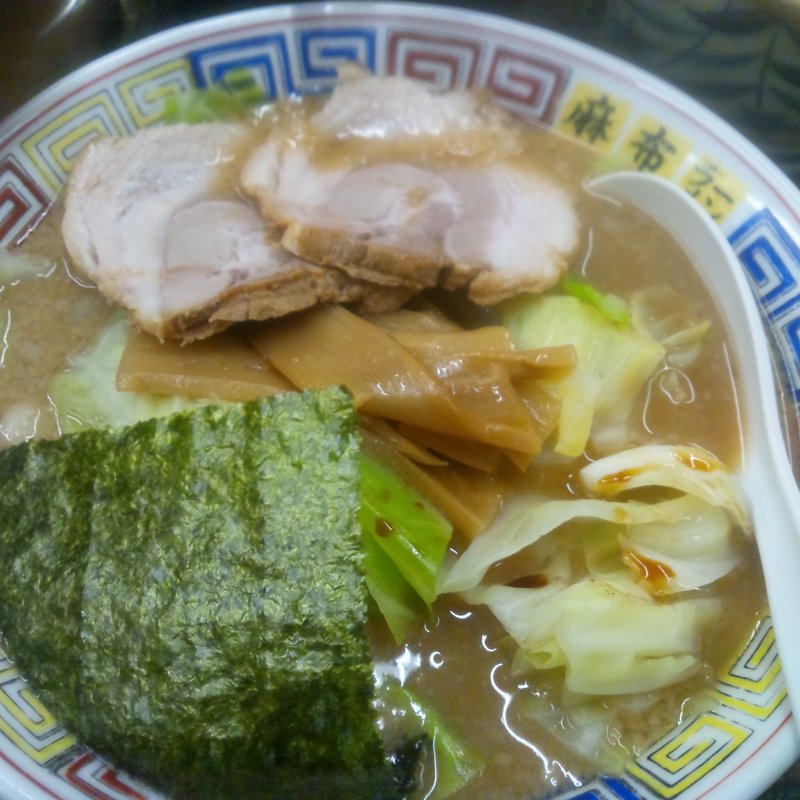トンコツ正油ラーメン　キャベツトッピング(麻布ラーメン)