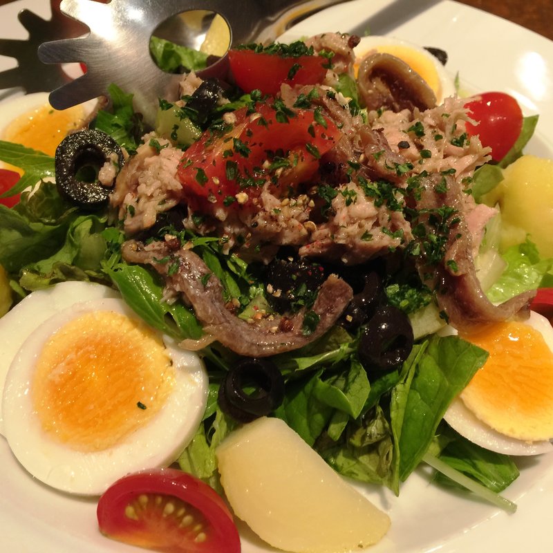 具だくさんニース風サラダ(フレンチバル コウゾウ)