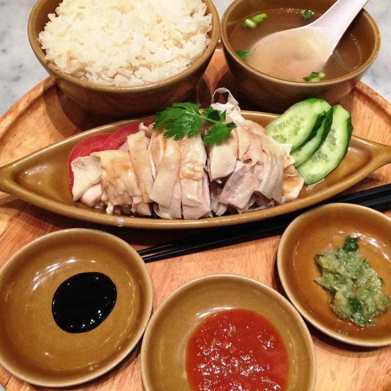 シンガポールチキンライス（蒸し）(シンガポール海南鶏飯 赤坂店 （ハイナンチーファン）)