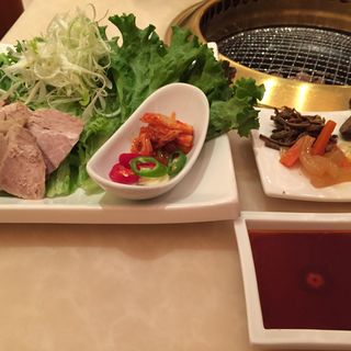 蒸し豚のポッサムとサンパの定食（キムチ・スープ・ご飯付き)(KOREAN BISTRO SO- NU茶屋町)