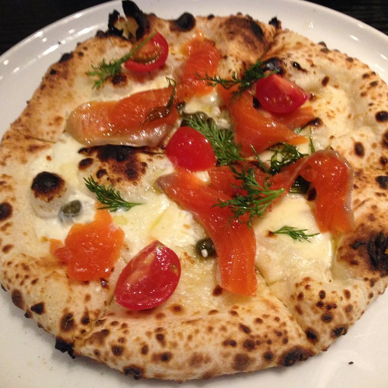 トマトとサーモンのピッツァ(RIGOLETTO spice market)