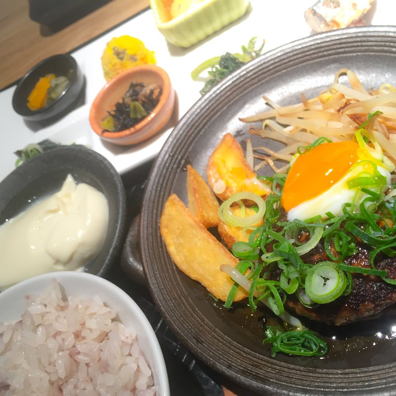 黒毛和牛ハンバーグのおばんざいプレート(市場小路 寺町本店 （イチバコウジ）)