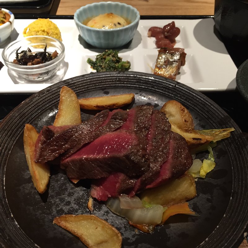 黒毛和牛赤身ステーキのおばんざいプレート(市場小路 寺町本店 （イチバコウジ）)