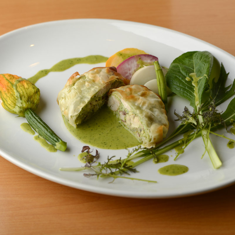 鶏肉のパイ包み　バジルソース(La Vie （ラ ヴィ）)