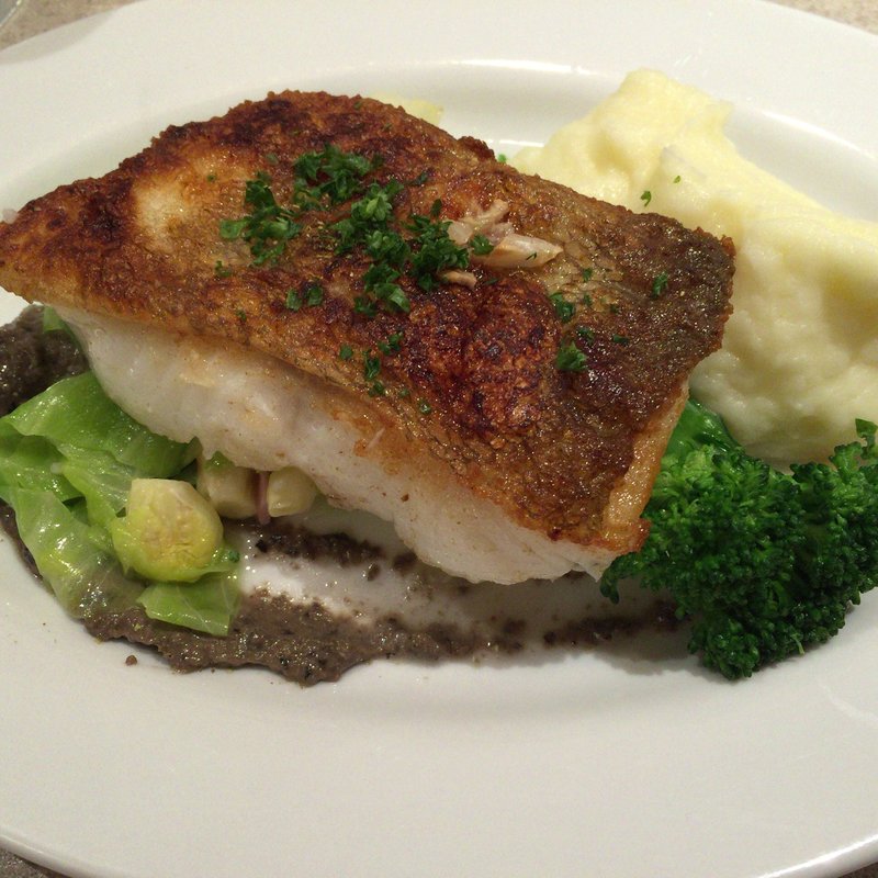 メインの タラのポアレ(La Porte Rouge （ラ ポルト ルージュ）)