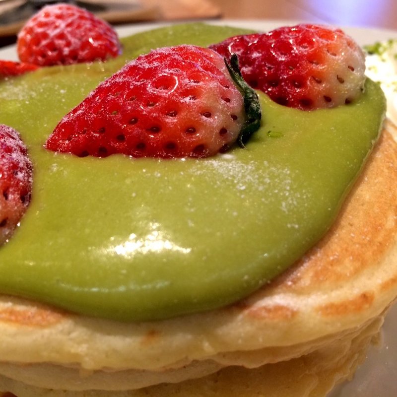 ピスタチオと苺のパンケーキ(「TABLES KITCHEN」)