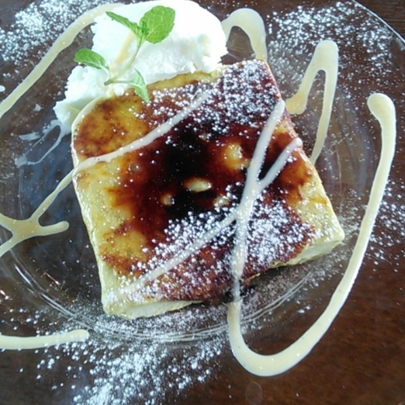 シチリア産ピスタチオを使ったクリームブリュレ　ミルクのジェラート添え(トラットリア 築地 パラディーゾ！)