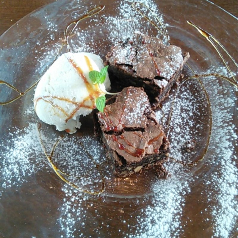 カプリ風アーモンド入りチョコレートケーキ　クルミのジェラート添え(トラットリア 築地 パラディーゾ！)