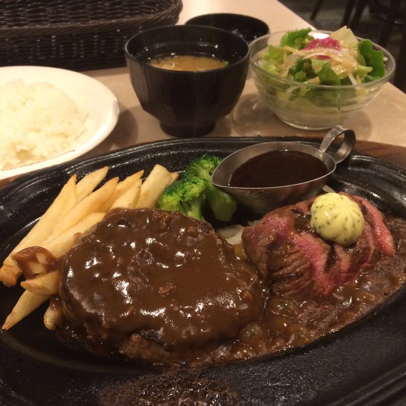 カットステーキ70gとハンバーグS(肉の万世 新宿西口店)