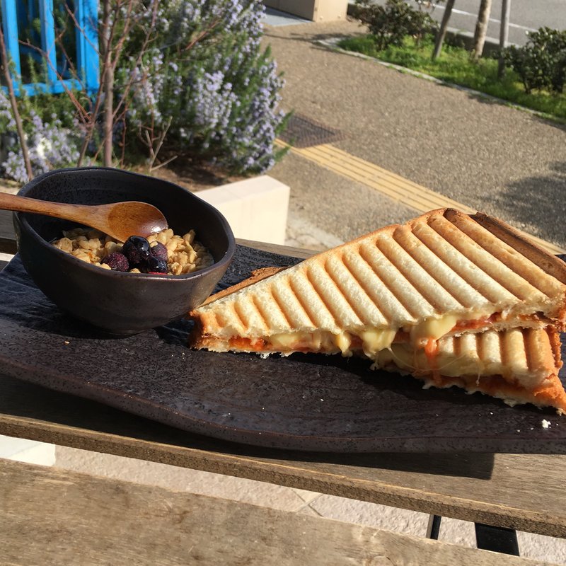 モッツァレラチーズサンドとヨーグルトグラノーラ(茶々処 ひとの和心)