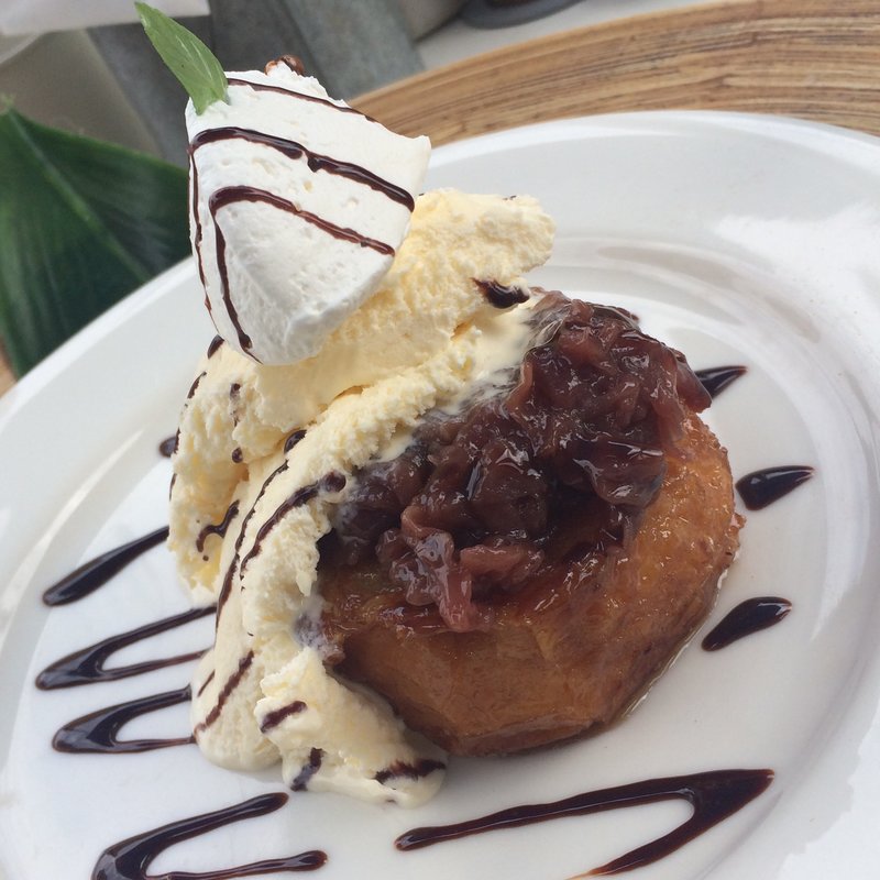 アップルパイの中身のフレンチトースト(LONCAFE 湘南江の島本店)