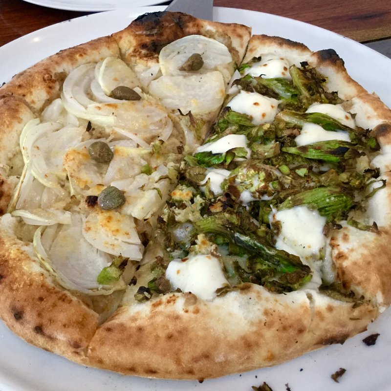 新タマと蕗の薹のピッツァ (ハーフ)(エンボカ軽井沢 旧軽井沢店 （enboca軽井沢）)