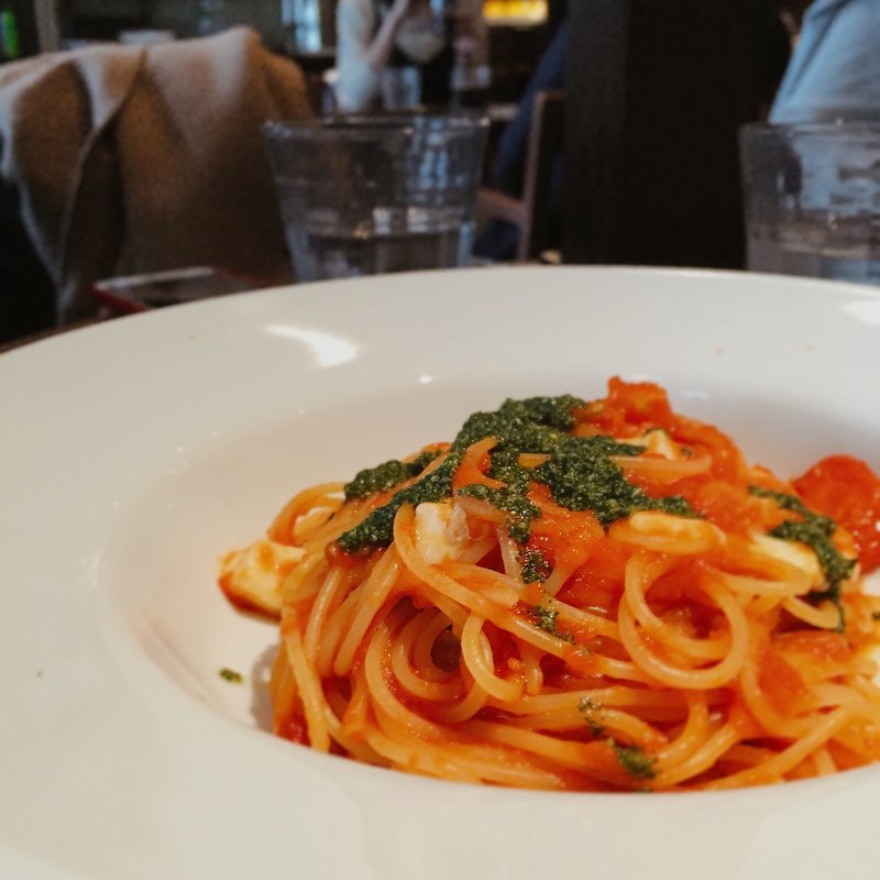 フルーツトマトとモッツァレラのトマトソース スパゲッティーニ(シクスバイオリエンタルホテル)