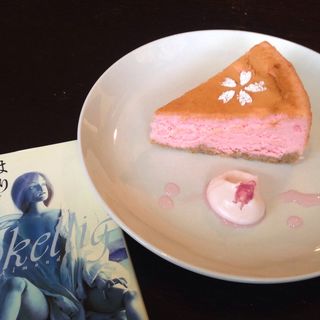 桜とホワイトチョコのチーズケーキ(カフェイチマルマルイチ （Cafe1001）)