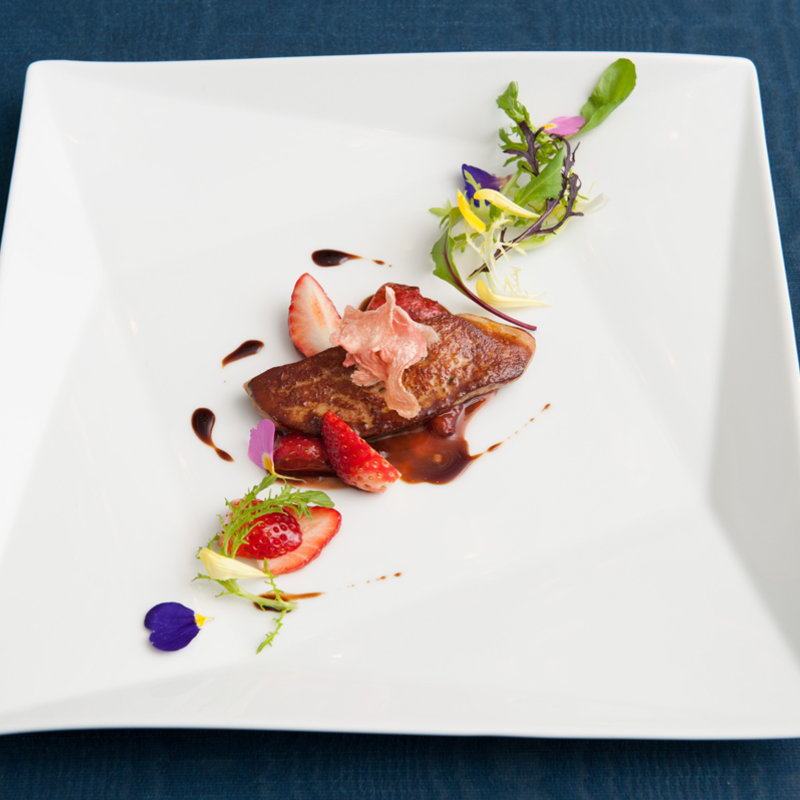 フォアグラのソテー　イチゴ添え(フランス料理「アジュール」)