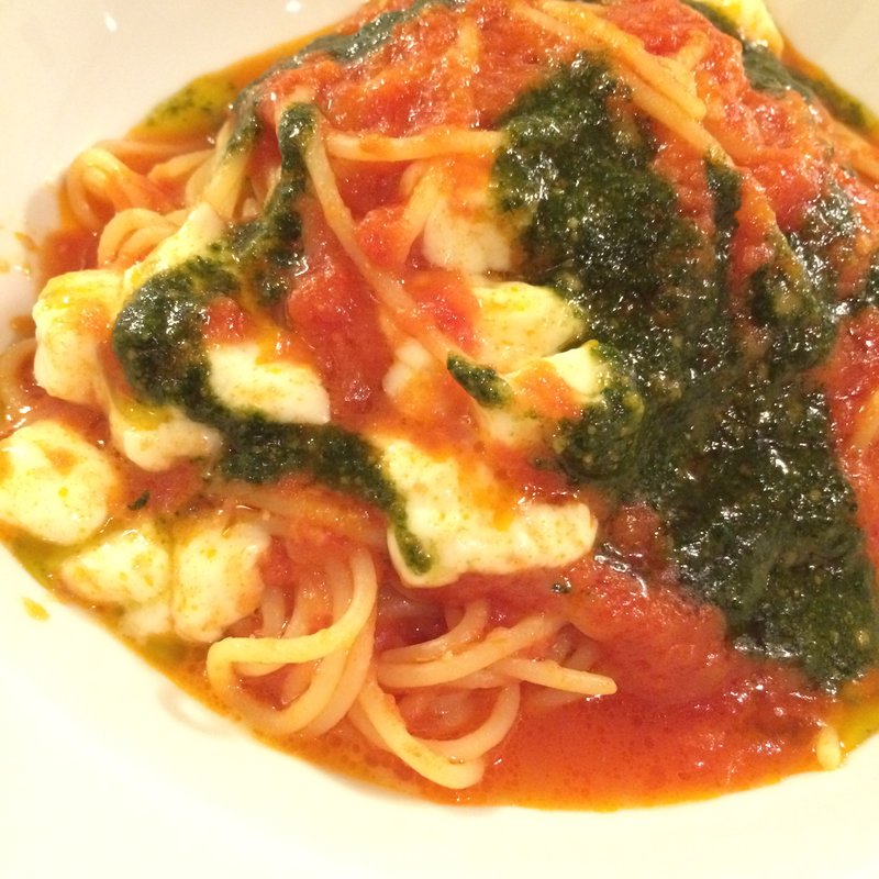 モッツァレラとバジリコペーストのトマトソース(カフェ クルー （CAFE CREW）)