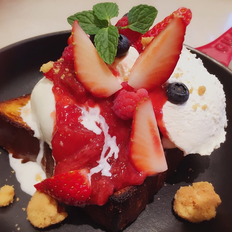 ミックスベリーとバニラアイスクリームのパンベルデュ(アニヴェルセル カフェ 表参道)