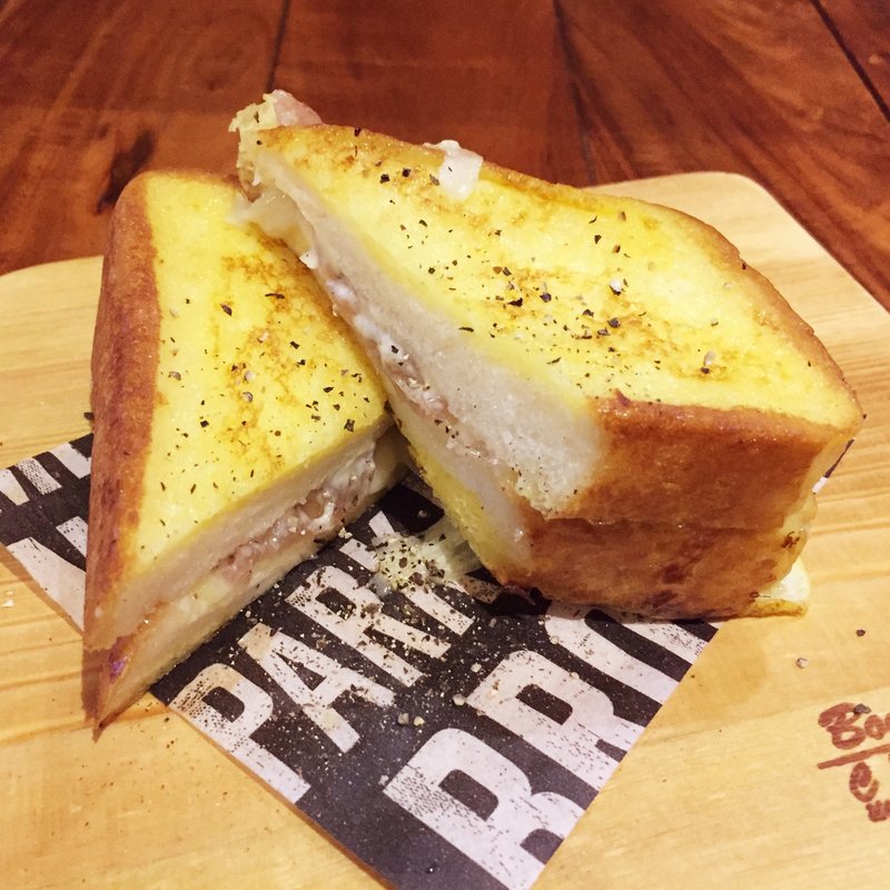 モンティクリスト(生ハムとチーズをサンドしたフレンチトースト)(NEST cafe&sweet)