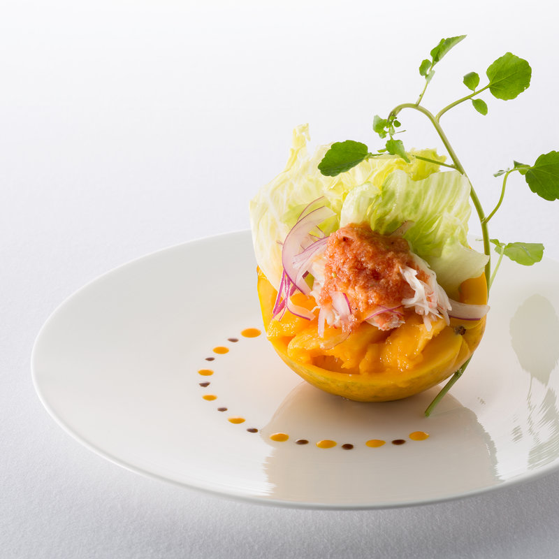 カニのサラダ仕立て　マンゴーとともに(中国料理 「王朝」 ヒルトン名古屋 （オウチョウ）)
