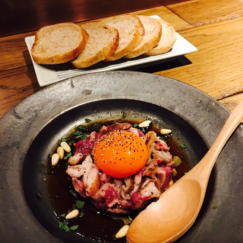 鴨胸肉の炙りユッケ(Na Camo guro (なかもぐろ))